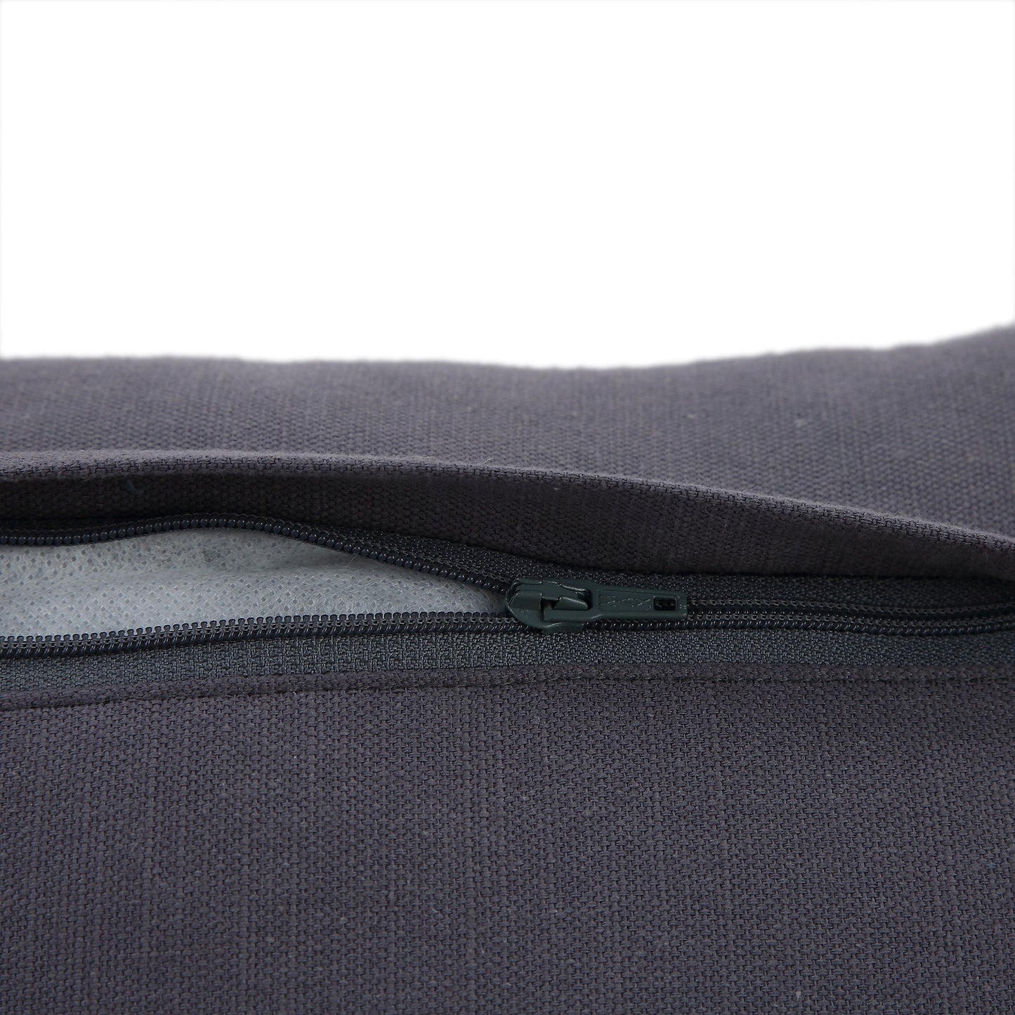 Coussin à pompons en laine lavée aux enzymes de la collection Wylder