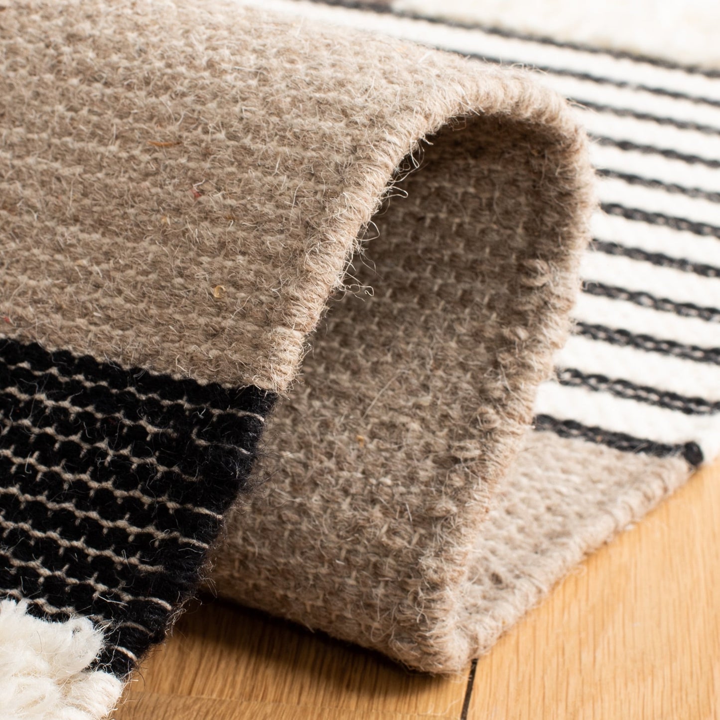 Tapis SAFAVIEH fait main au Kenya Margrith en laine tribale moderne