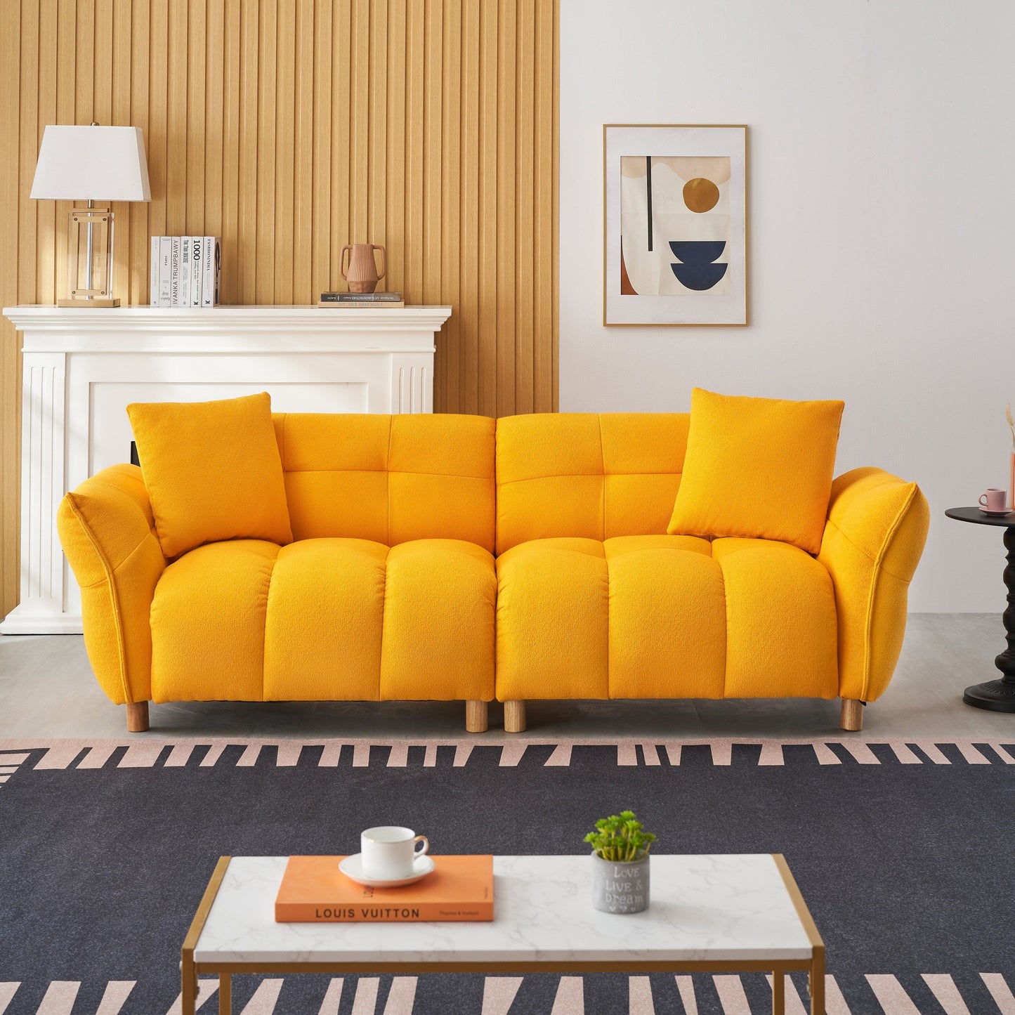 Canapé Teddy de 240 cm de long, avec deux coussins assortis et trois sièges spacieux et confortables.