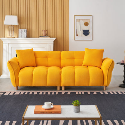 Canapé Teddy de 240 cm de long, avec deux coussins assortis et trois sièges spacieux et confortables.
