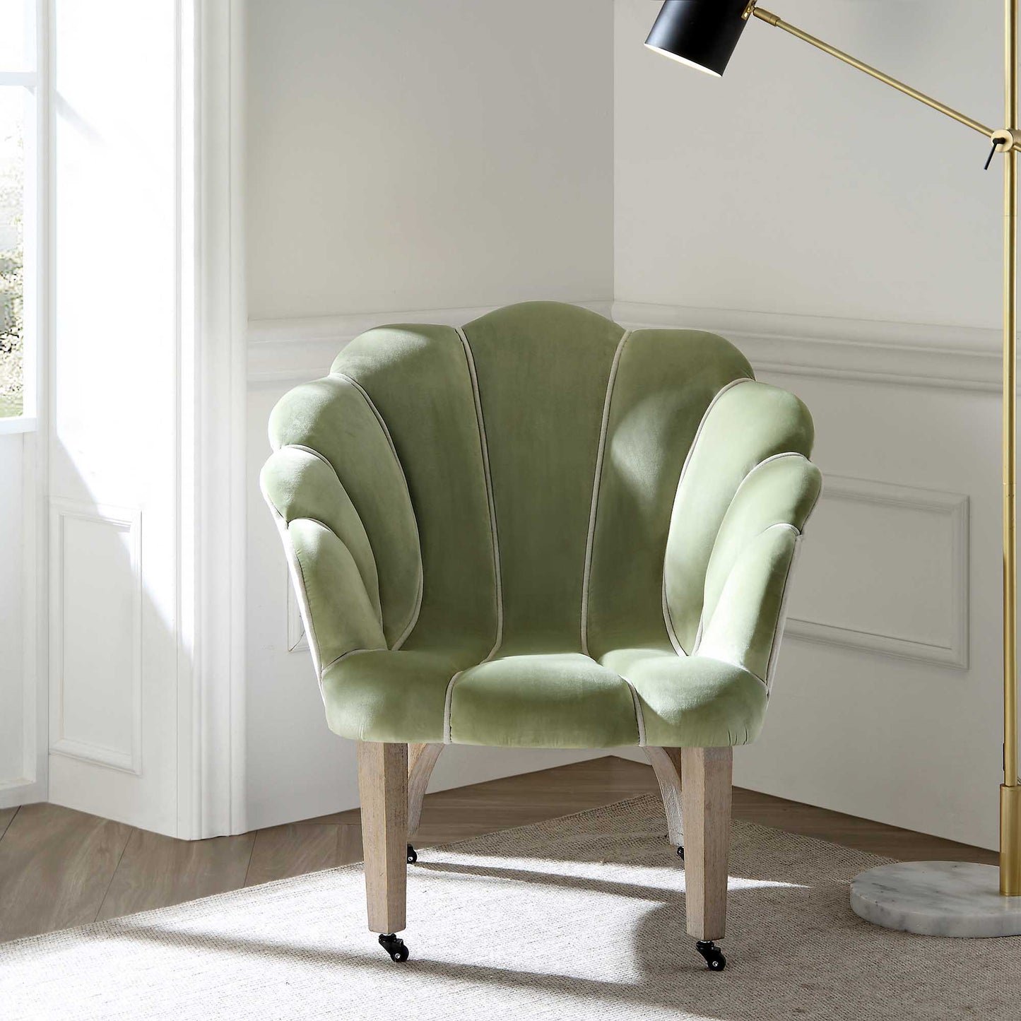 Chaise à palourdes festonnée Barnard, velours lichen