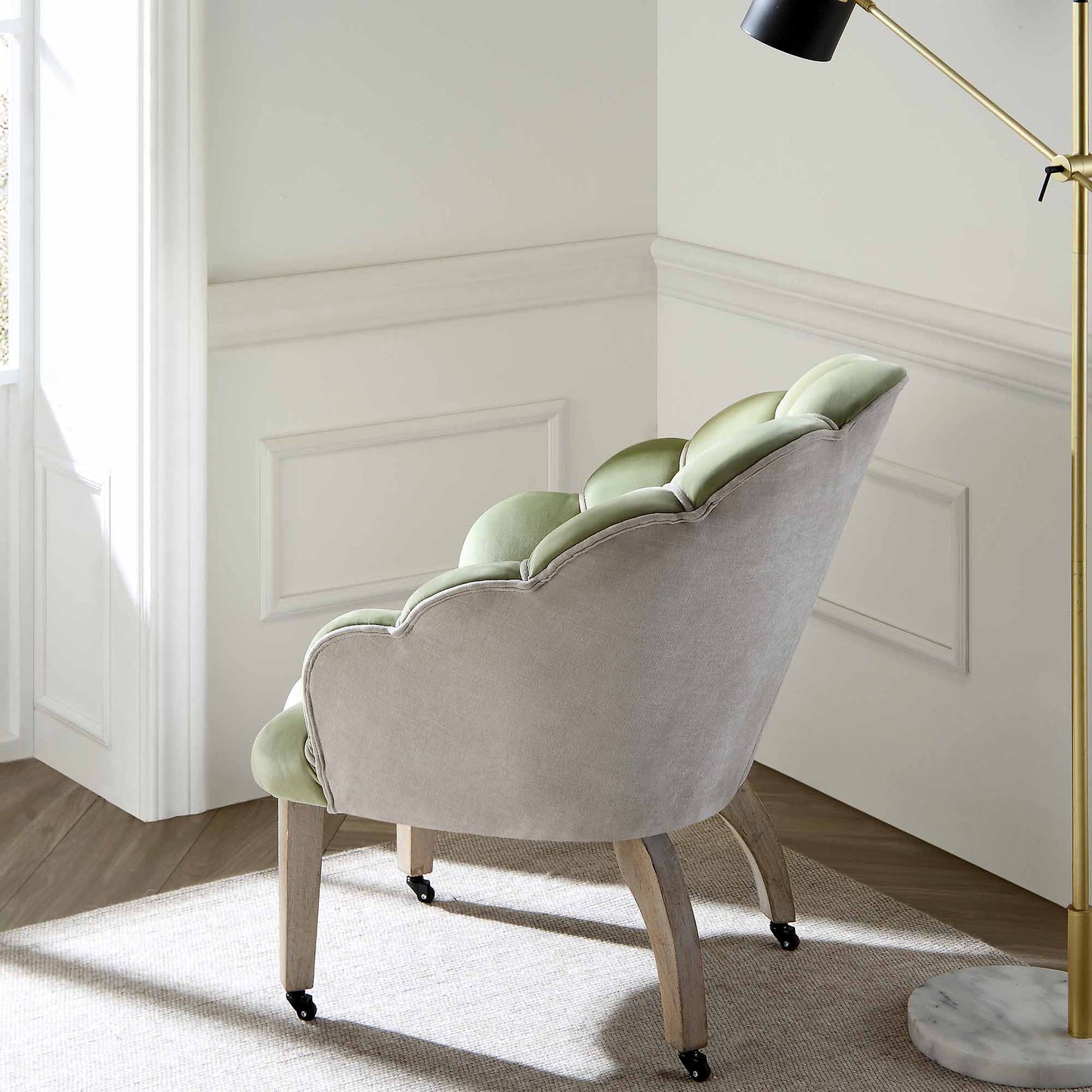 Chaise à palourdes festonnée Barnard, velours lichen