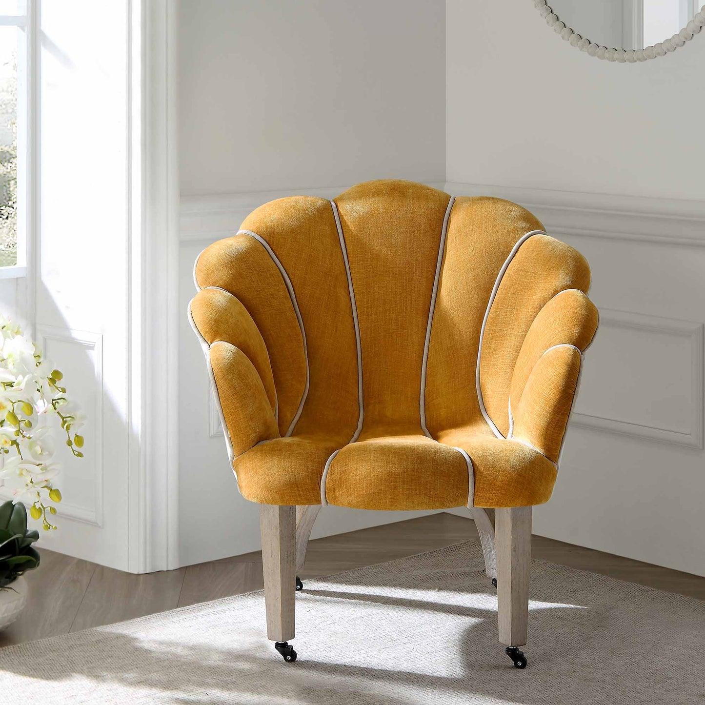 Chaise à palourdes festonnée Barnard, chenille moutarde