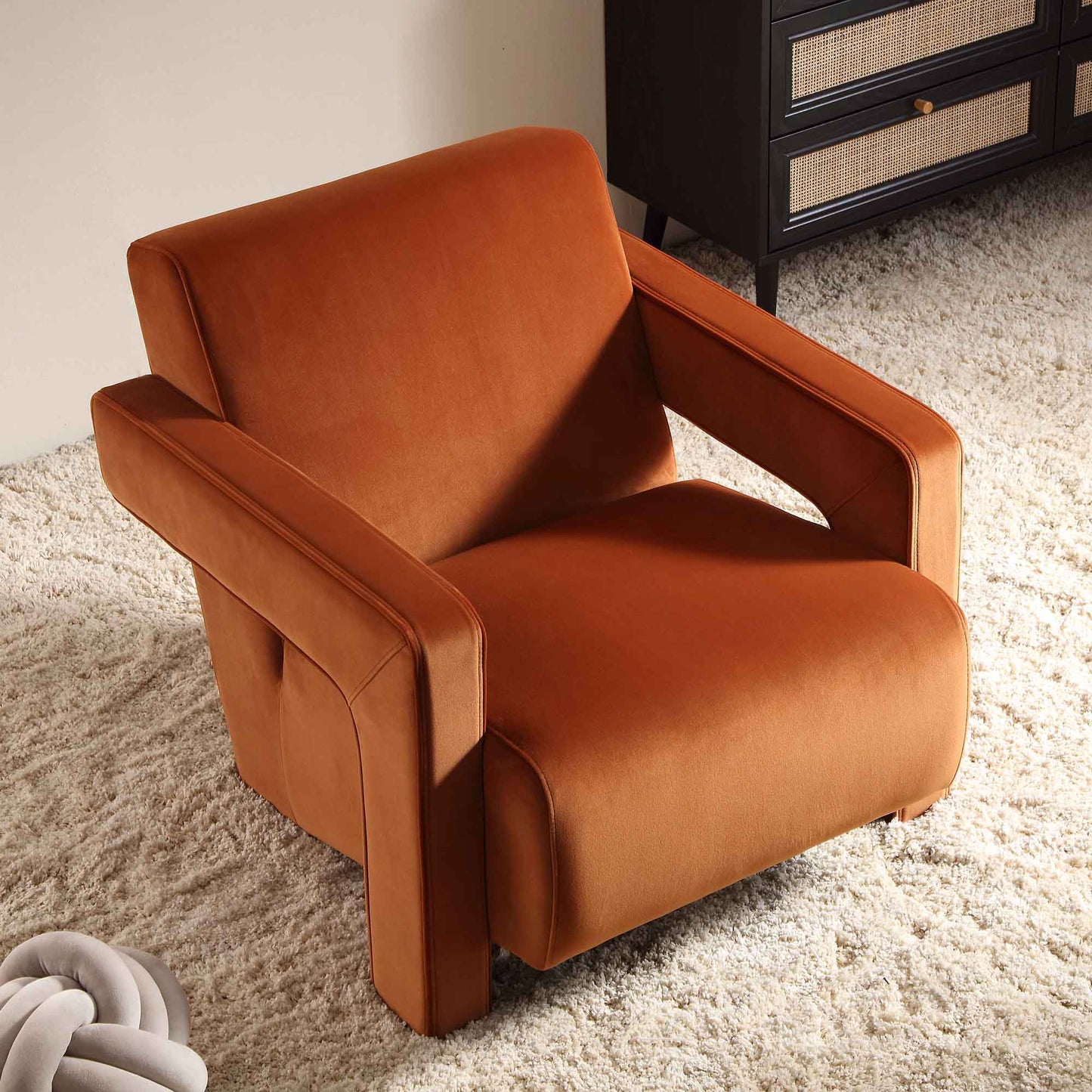 Fauteuil sculptural Brompton, velours rouille