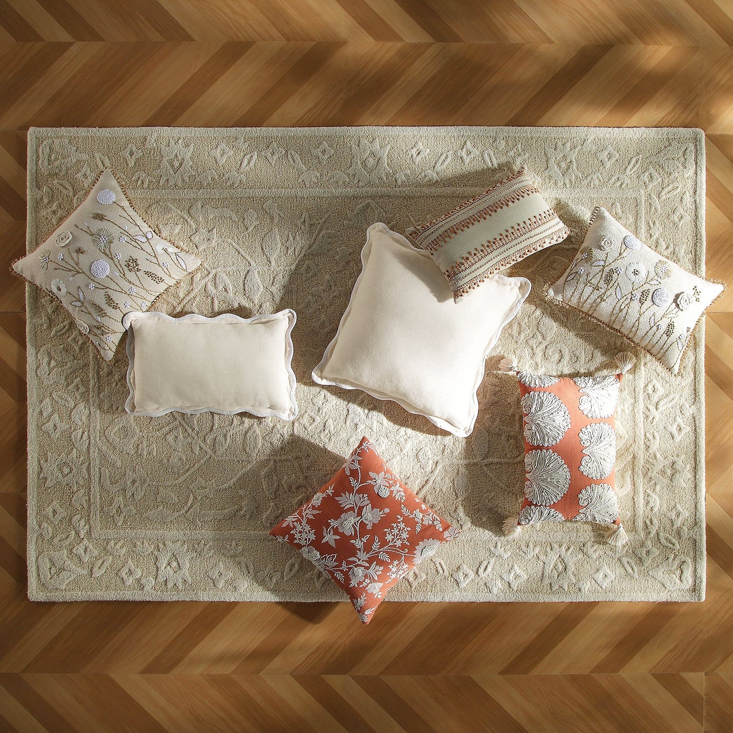 Coussin floral brodé à la main de la collection Aubrey
