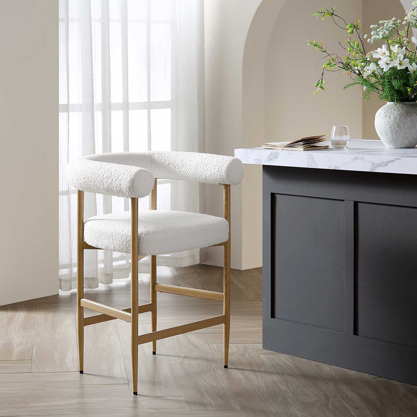 Tabouret de bar Fulbourn blanc bouclé avec pieds effet bois naturel