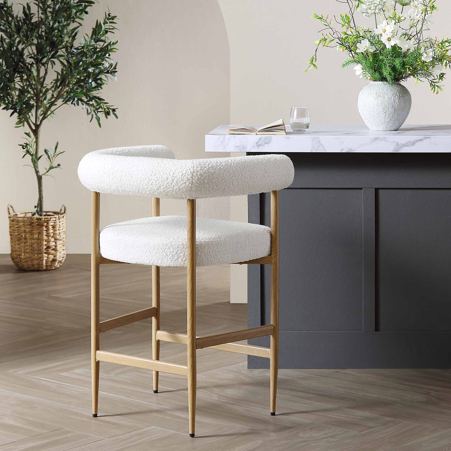 Tabouret de bar Fulbourn blanc bouclé avec pieds effet bois naturel