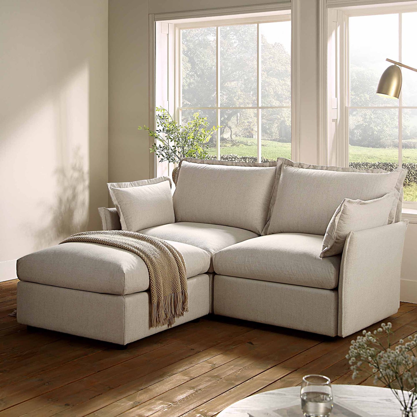Canapé sectionnel Byron Pillow Edge en tissu beige, méridienne 2 places