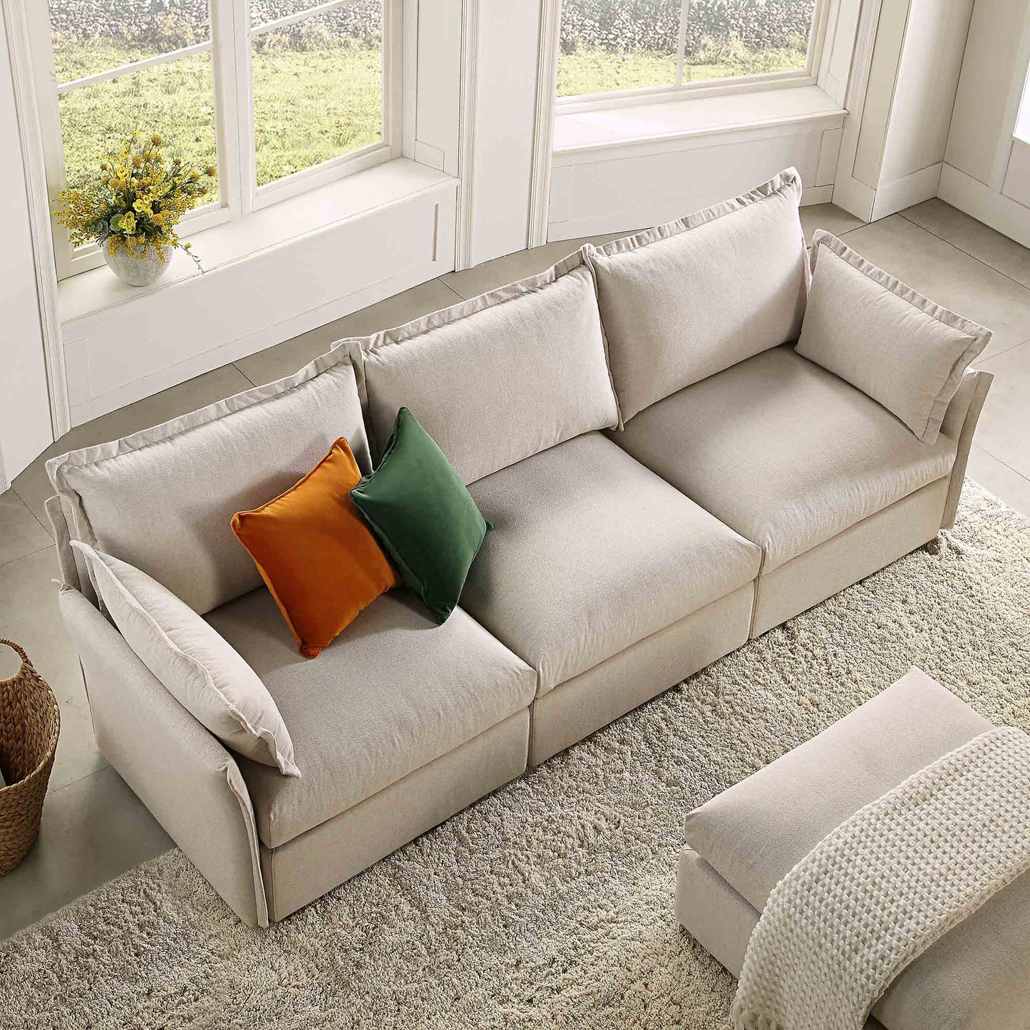 Canapé sectionnel Byron Pillow Edge en tissu beige, 3 places