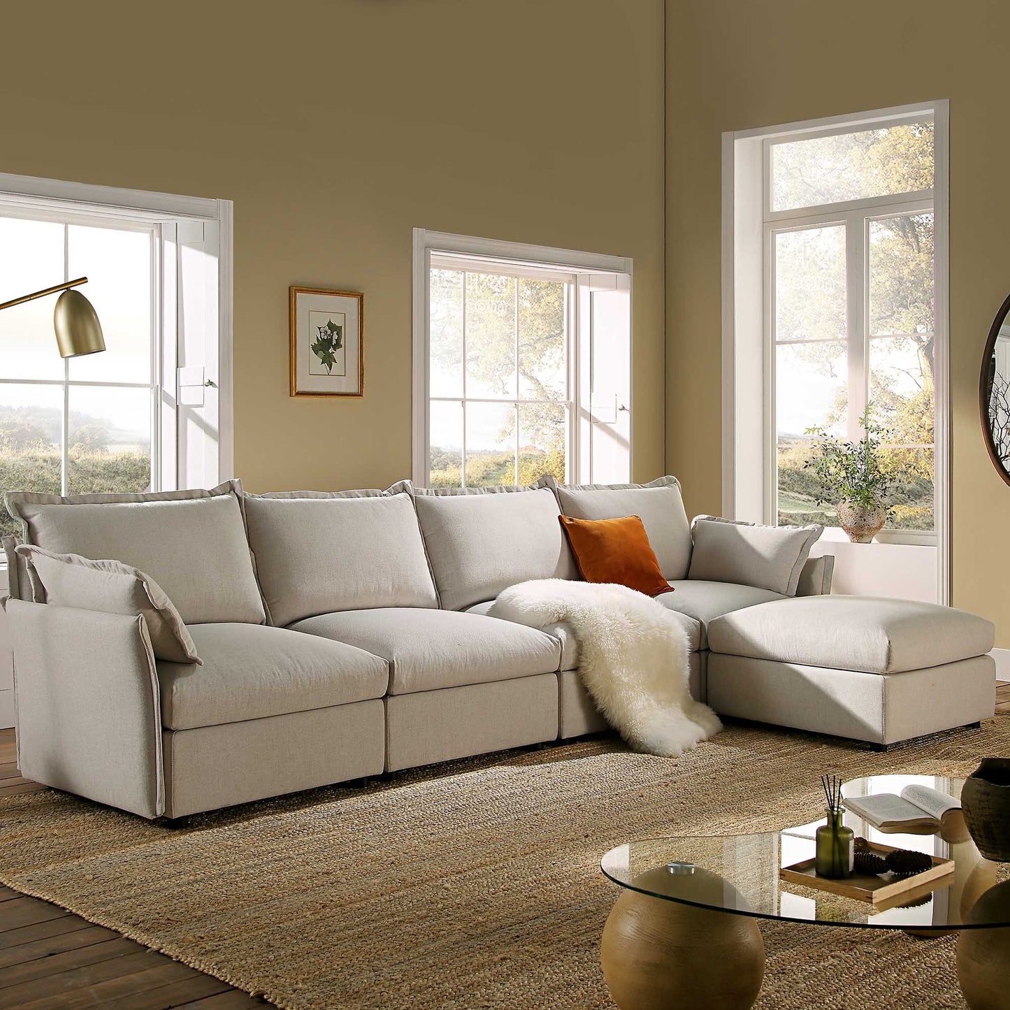 Canapé sectionnel Byron Pillow Edge en tissu beige, méridienne 4 places