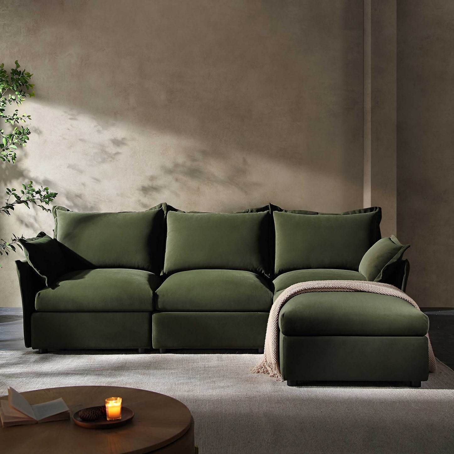 Canapé sectionnel Byron Pillow Edge en velours vert mousse, méridienne 3 places