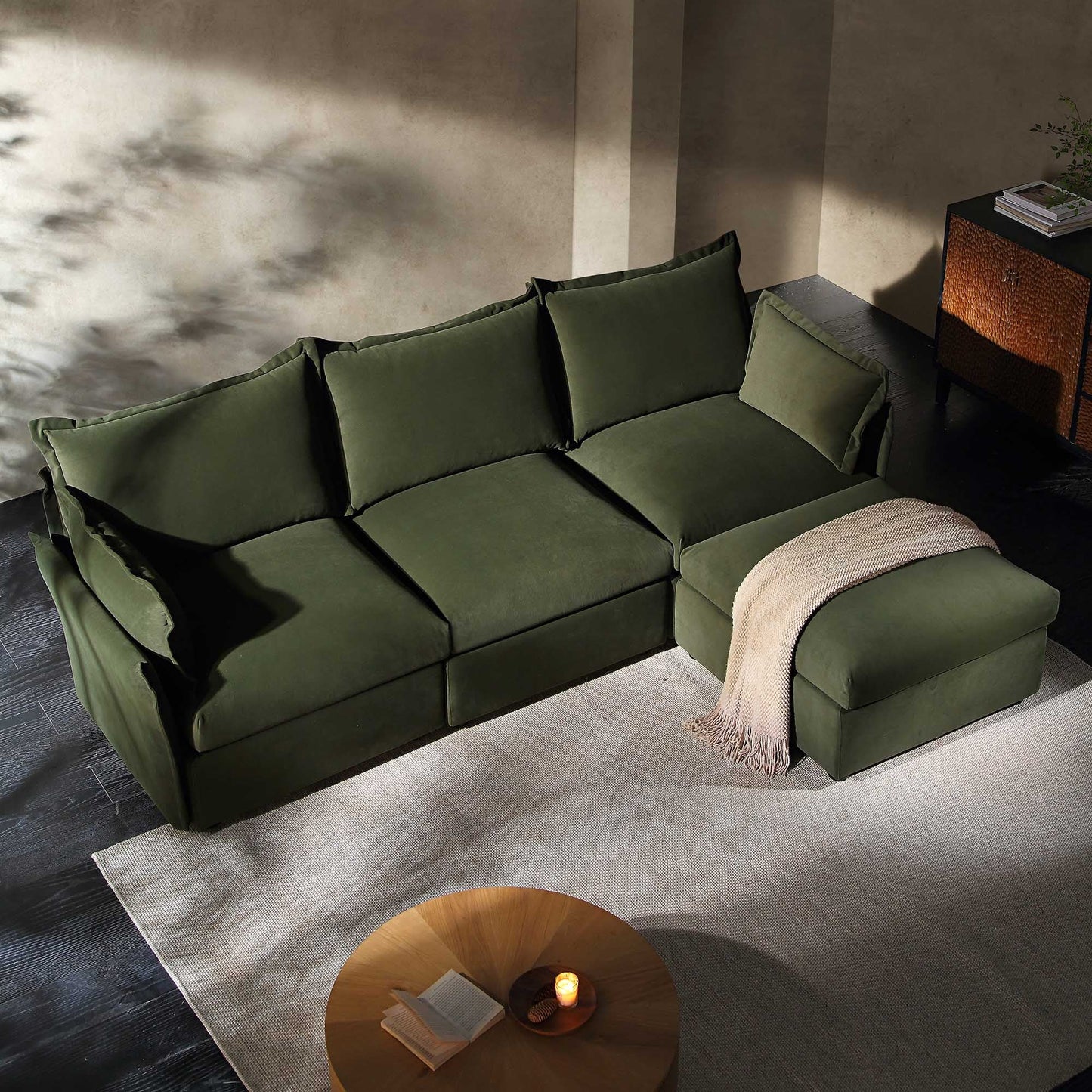 Canapé sectionnel Byron Pillow Edge en velours vert mousse, méridienne 3 places