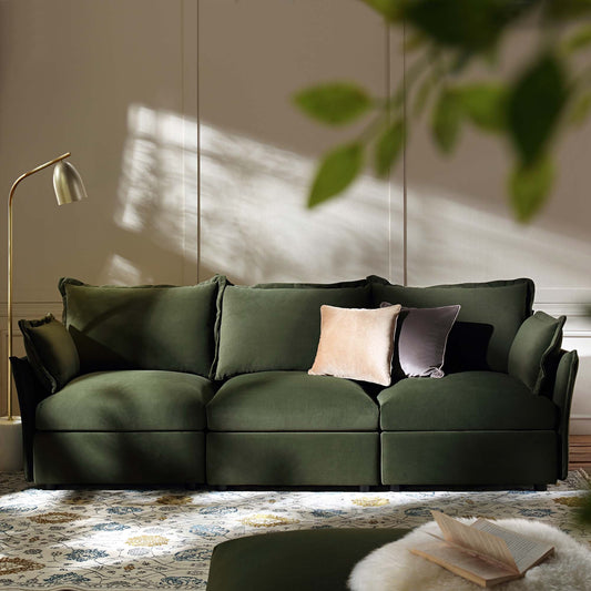 Canapé sectionnel Byron Pillow Edge en velours vert mousse, 3 places