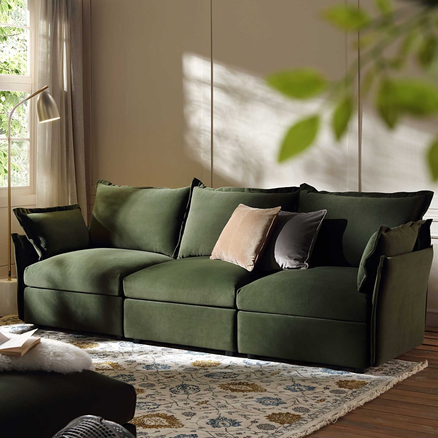 Canapé sectionnel Byron Pillow Edge en velours vert mousse, 3 places