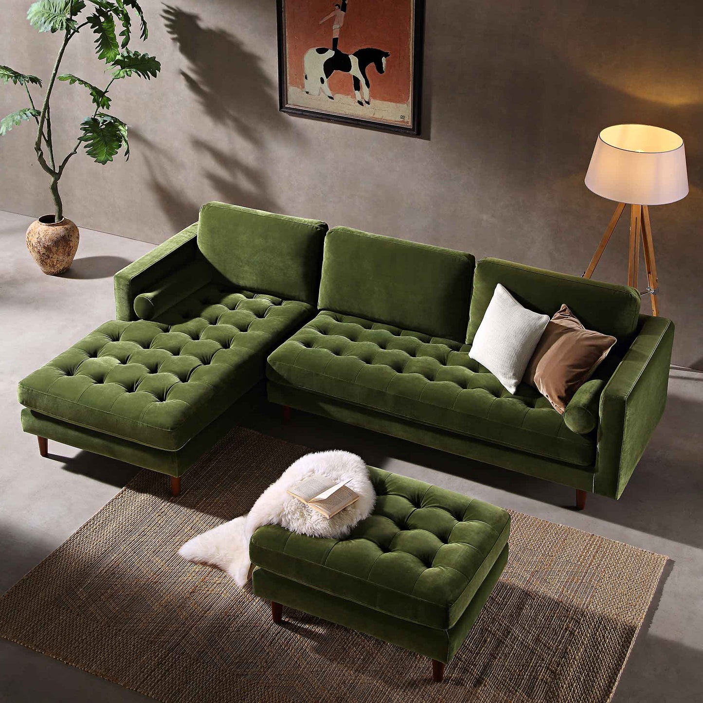 Grand canapé méridienne 4 places en velours vert Henrietta Moss, orienté à gauche