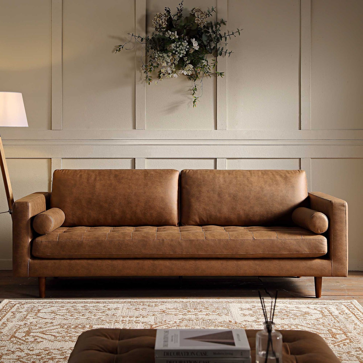 Grand canapé 3 places Henrietta, simili-daim beige