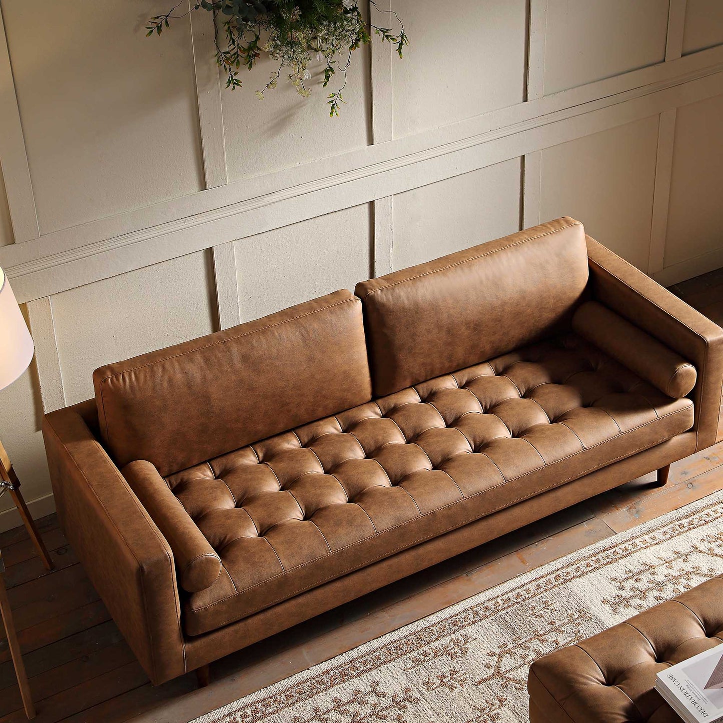 Grand canapé 3 places Henrietta, simili-daim beige