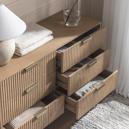 Commode large Richmond striée à 6 tiroirs, frêne clair