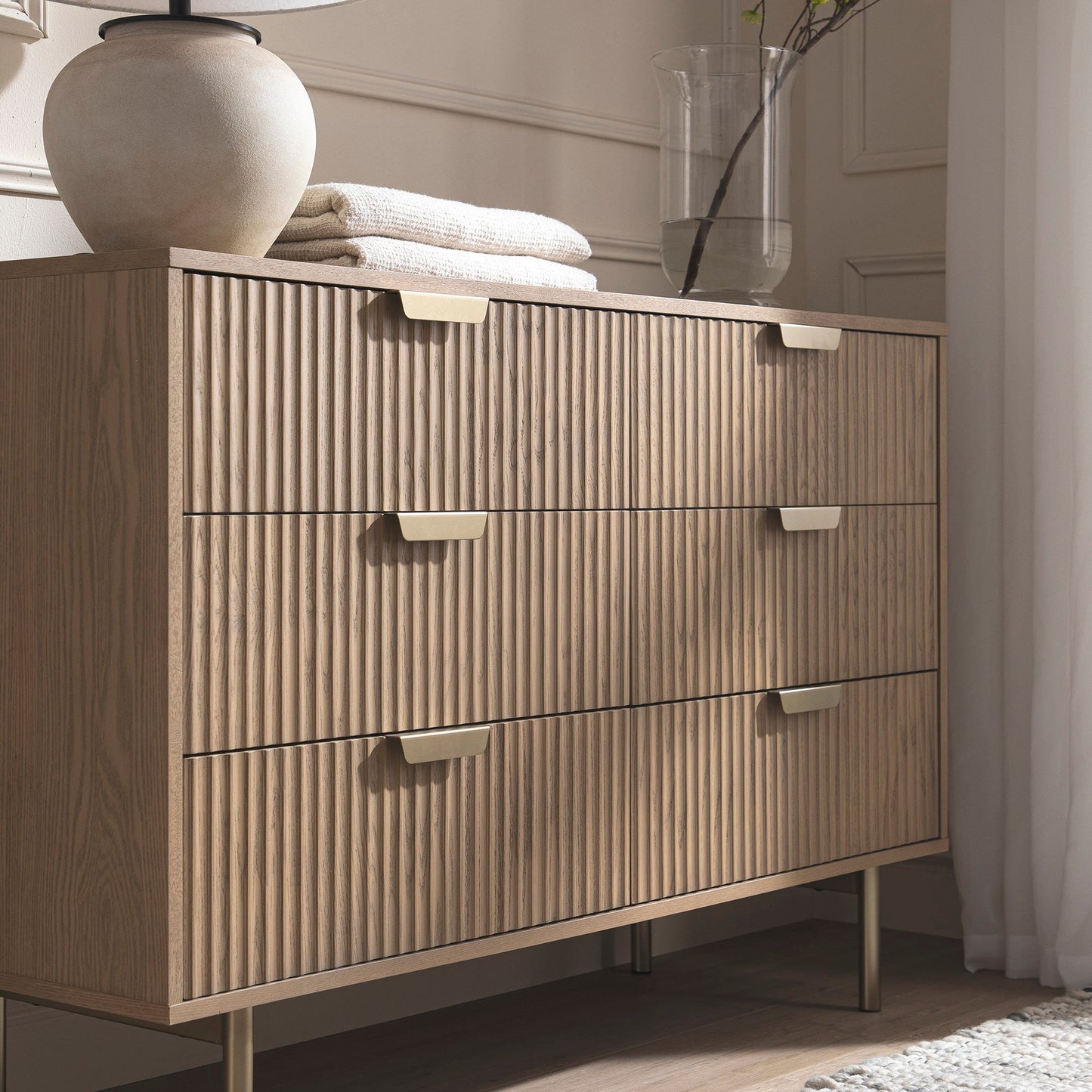 Commode large Richmond striée à 6 tiroirs, frêne clair