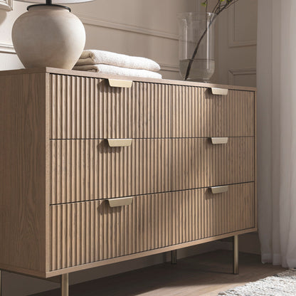Commode large Richmond striée à 6 tiroirs, frêne clair