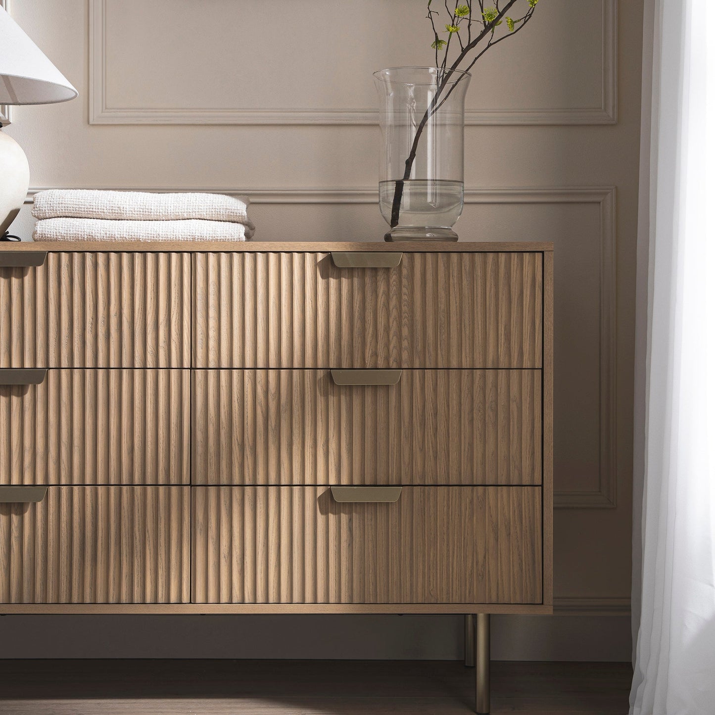 Commode large Richmond striée à 6 tiroirs, frêne clair