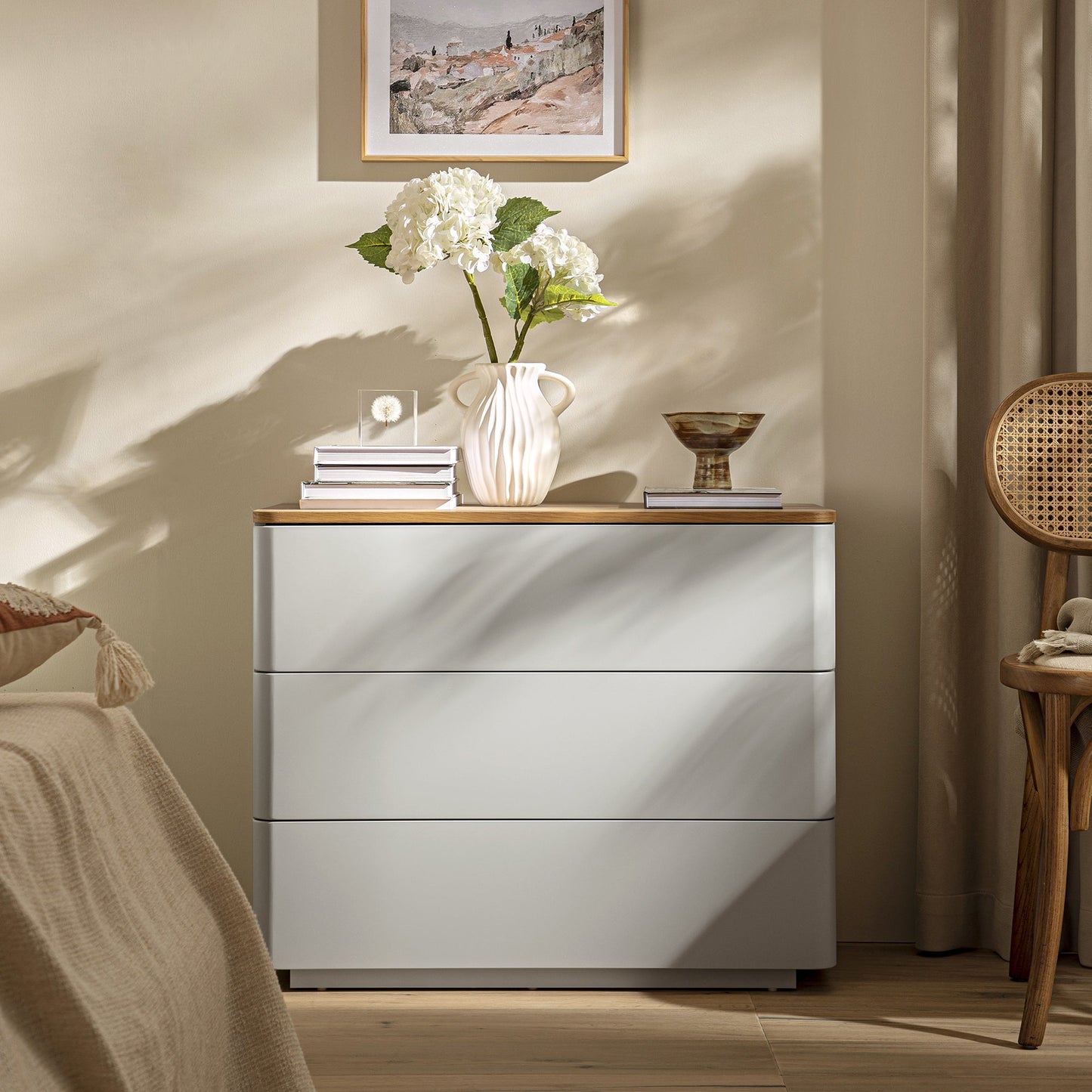 Commode 3 tiroirs à bords incurvés Agnes, gris tourterelle avec plateau en chêne