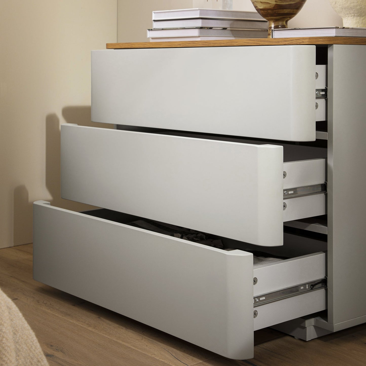 Commode 3 tiroirs à bords incurvés Agnes, gris tourterelle avec plateau en chêne