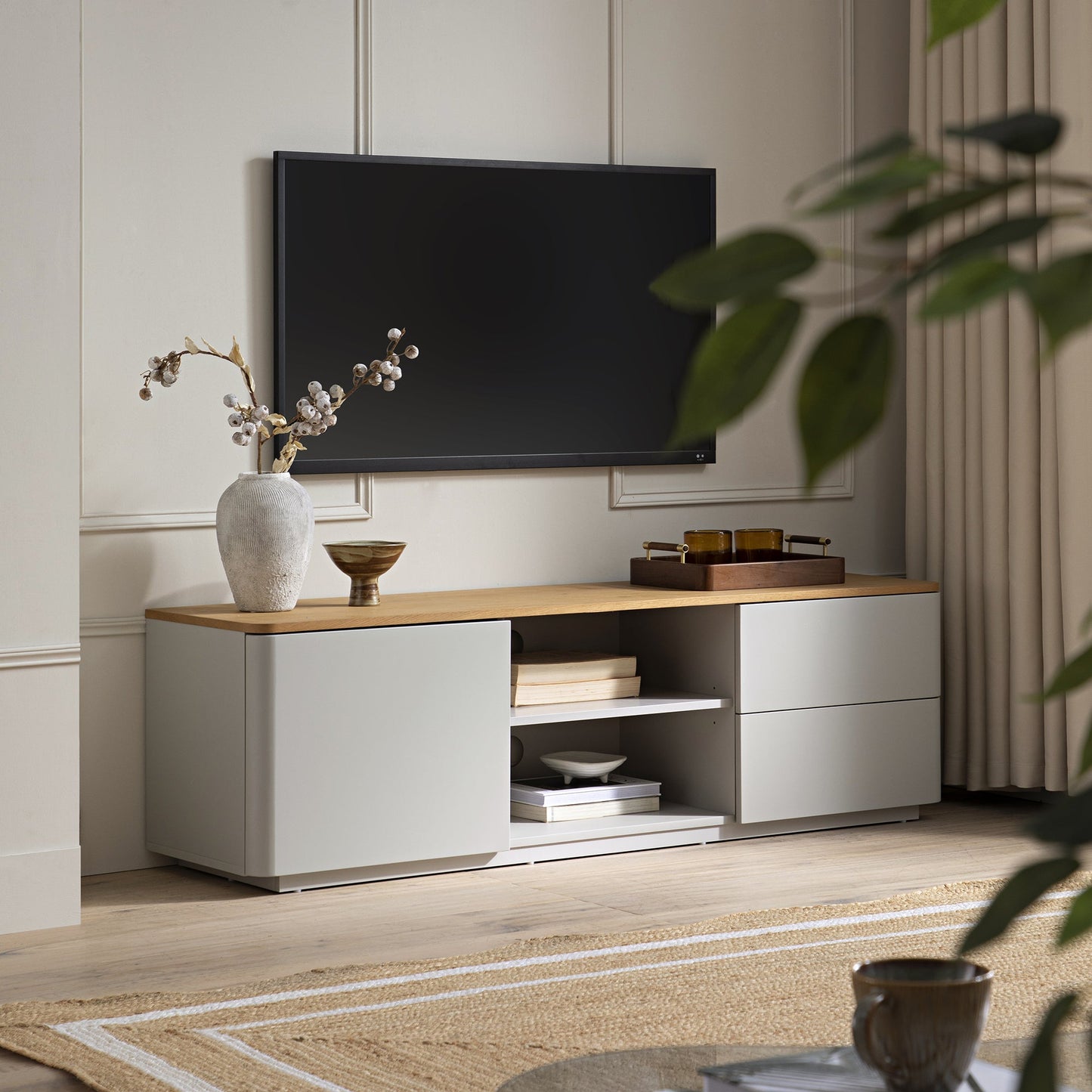 Meuble TV Agnes à bords incurvés de 59 po de large, gris tourterelle avec plateau en chêne