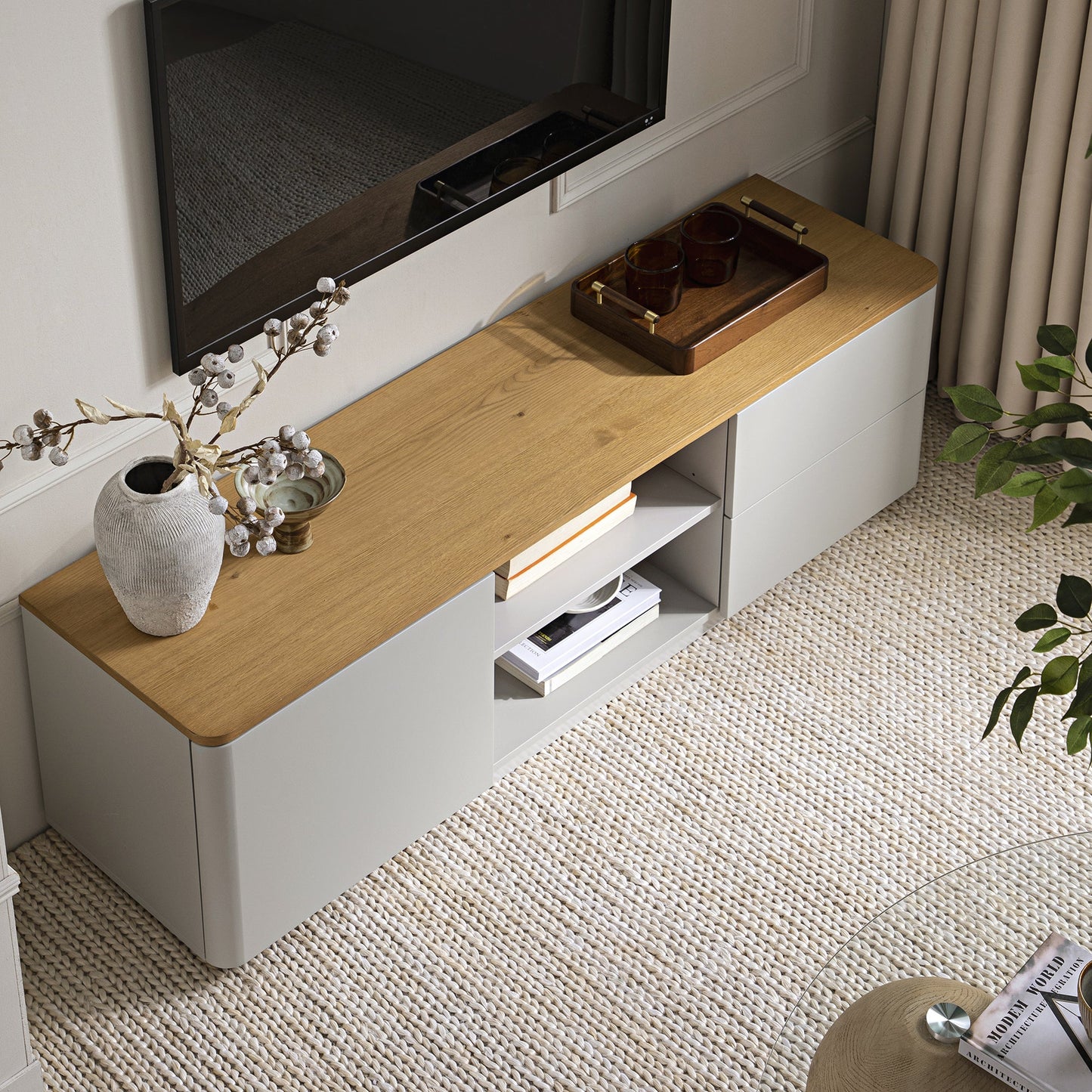 Meuble TV Agnes à bords incurvés de 59 po de large, gris tourterelle avec plateau en chêne