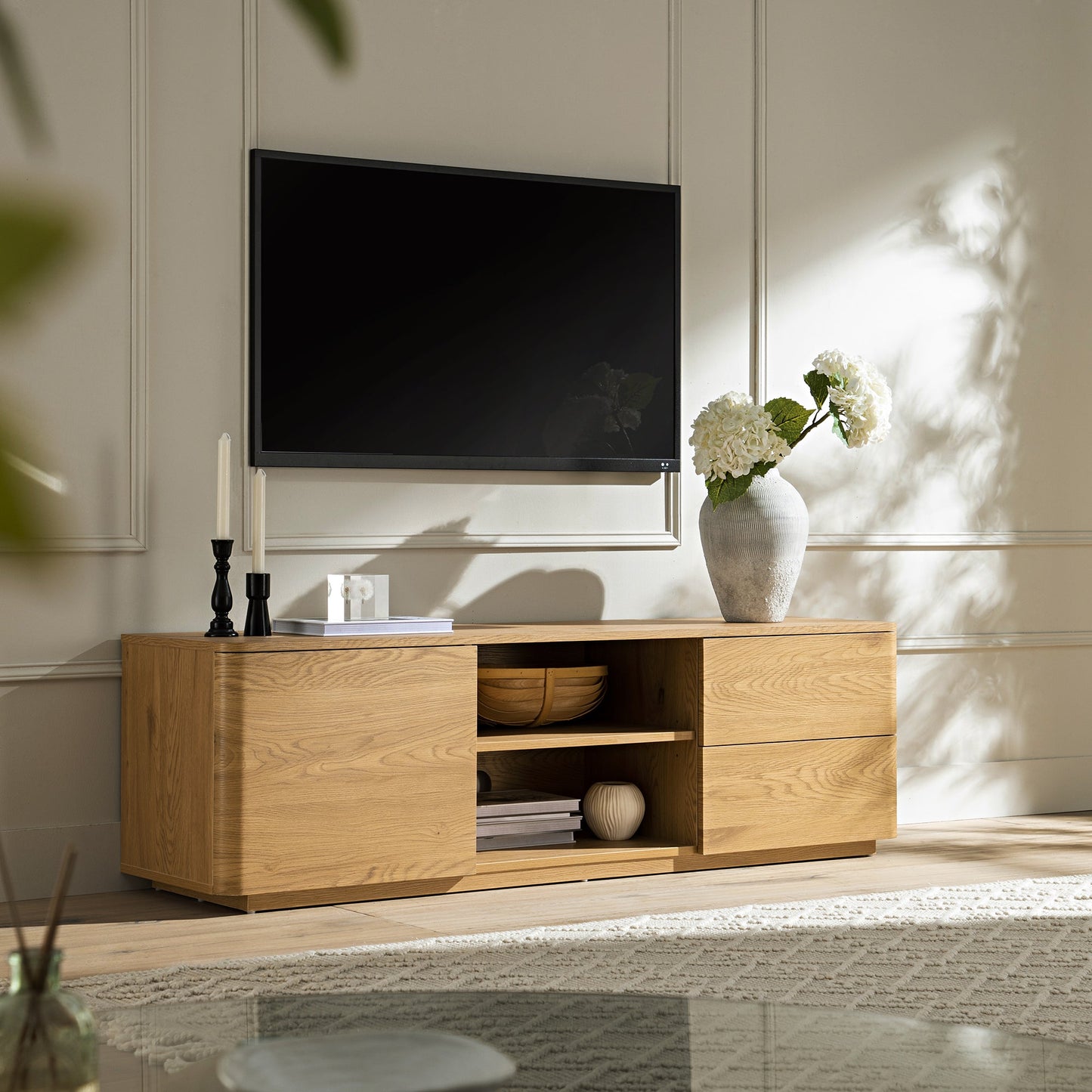 Meuble TV large Agnes à bords incurvés de 59 po, naturel
