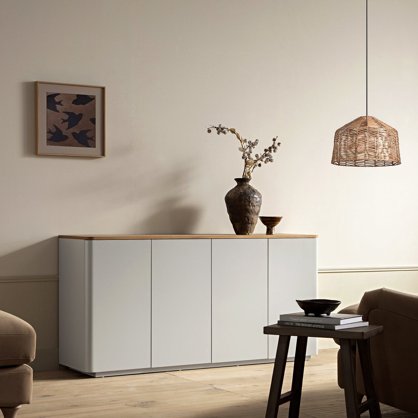 Buffet Agnes à bords incurvés, 59 po de large, gris tourterelle, plateau en chêne