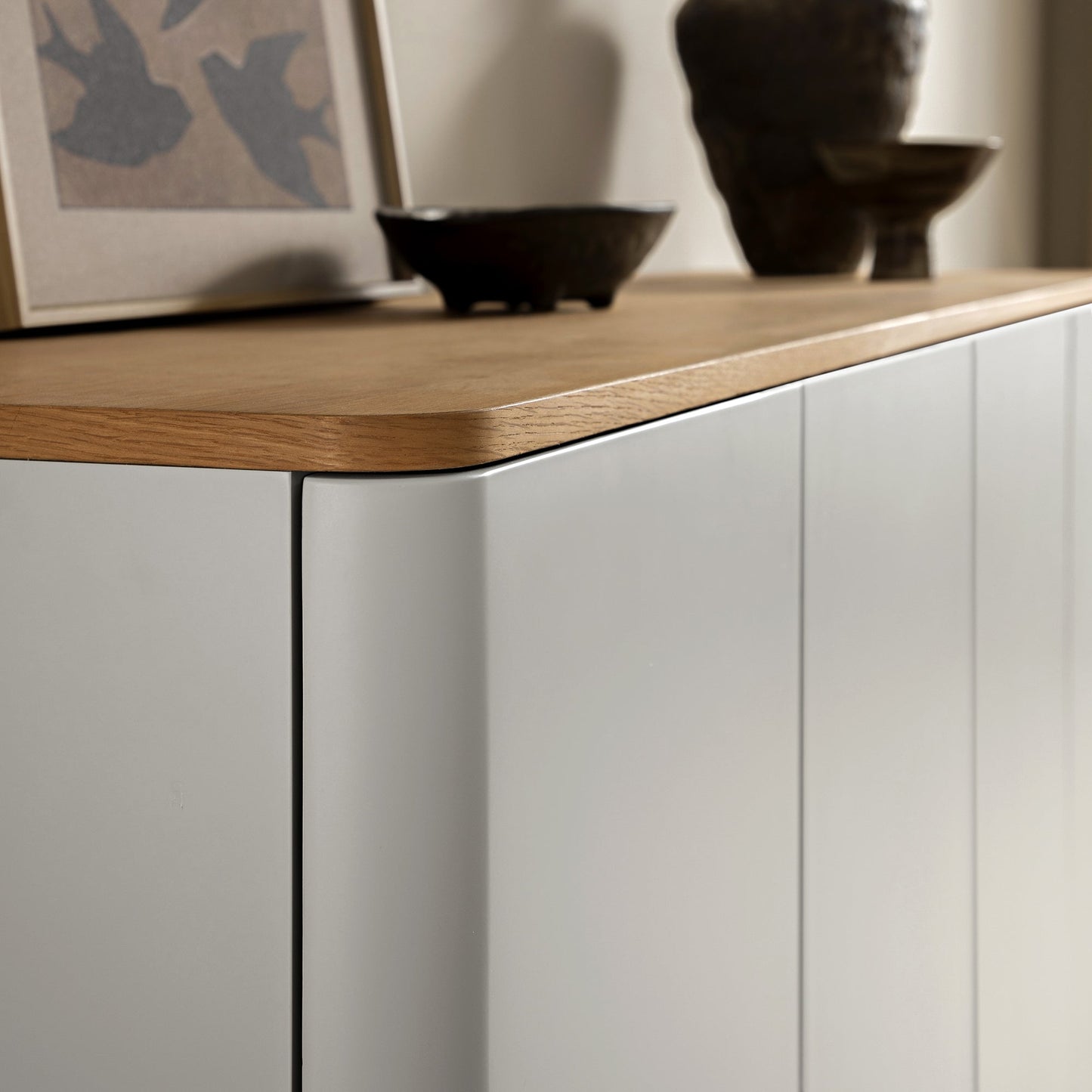 Buffet Agnes à bords incurvés, 59 po de large, gris tourterelle, plateau en chêne