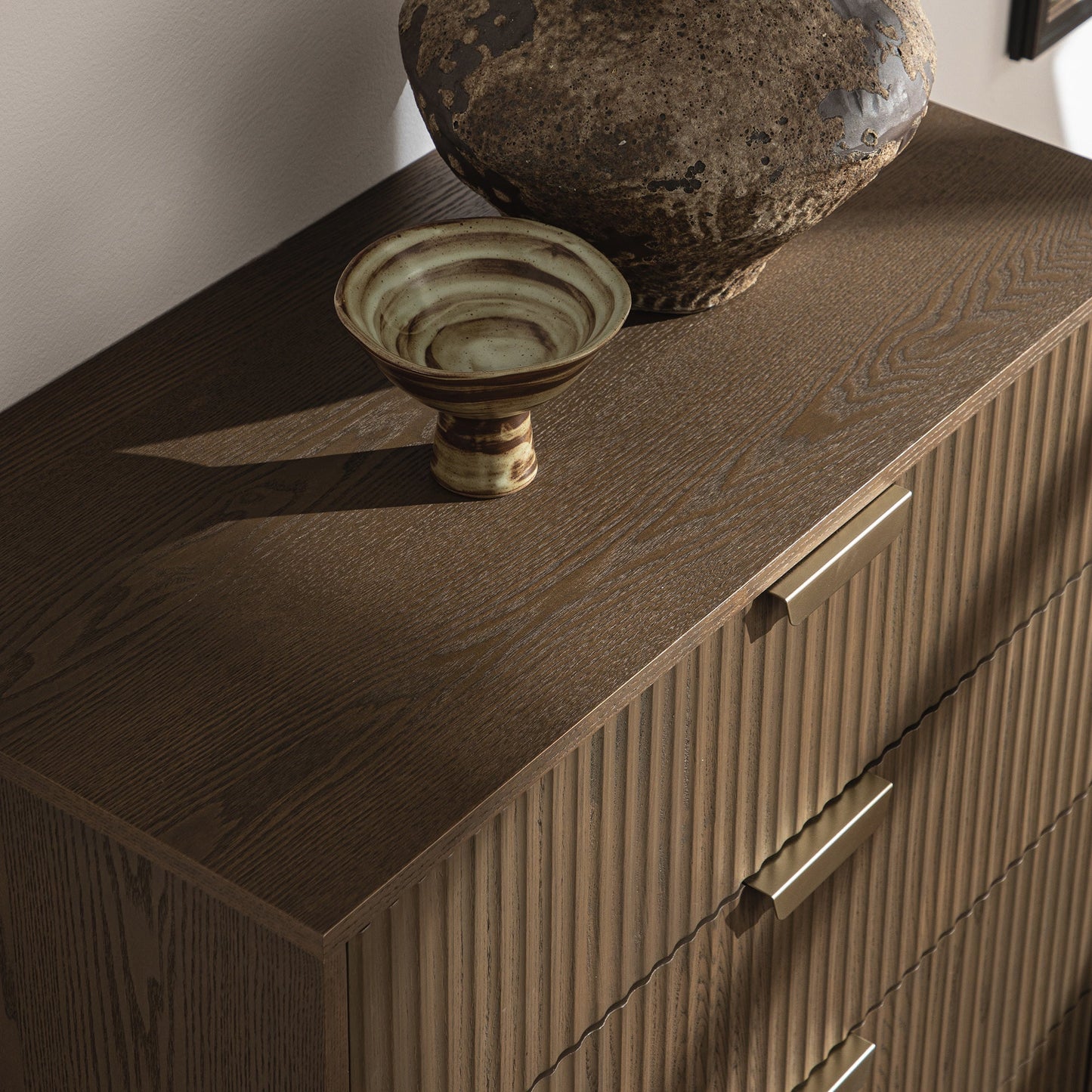 Commode striée à 5 tiroirs Richmond, frêne foncé