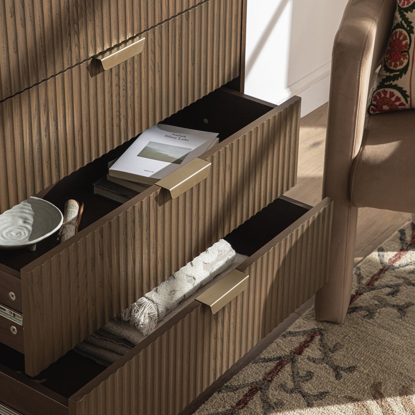 Commode striée à 5 tiroirs Richmond, frêne foncé