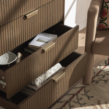 Commode striée à 5 tiroirs Richmond, frêne foncé