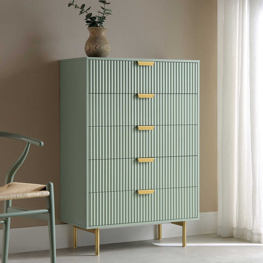 Commode Richmond striée à 5 tiroirs, vert sauge mat