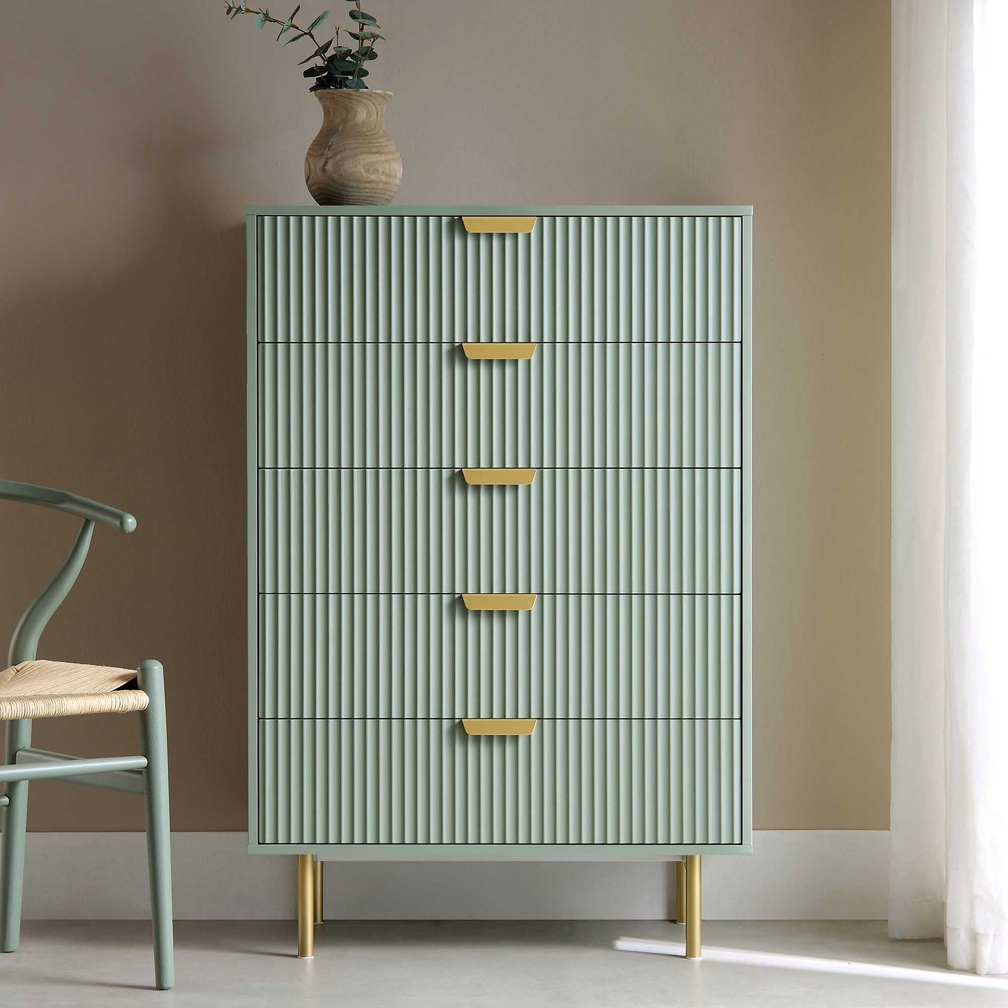 Commode Richmond striée à 5 tiroirs, vert sauge mat