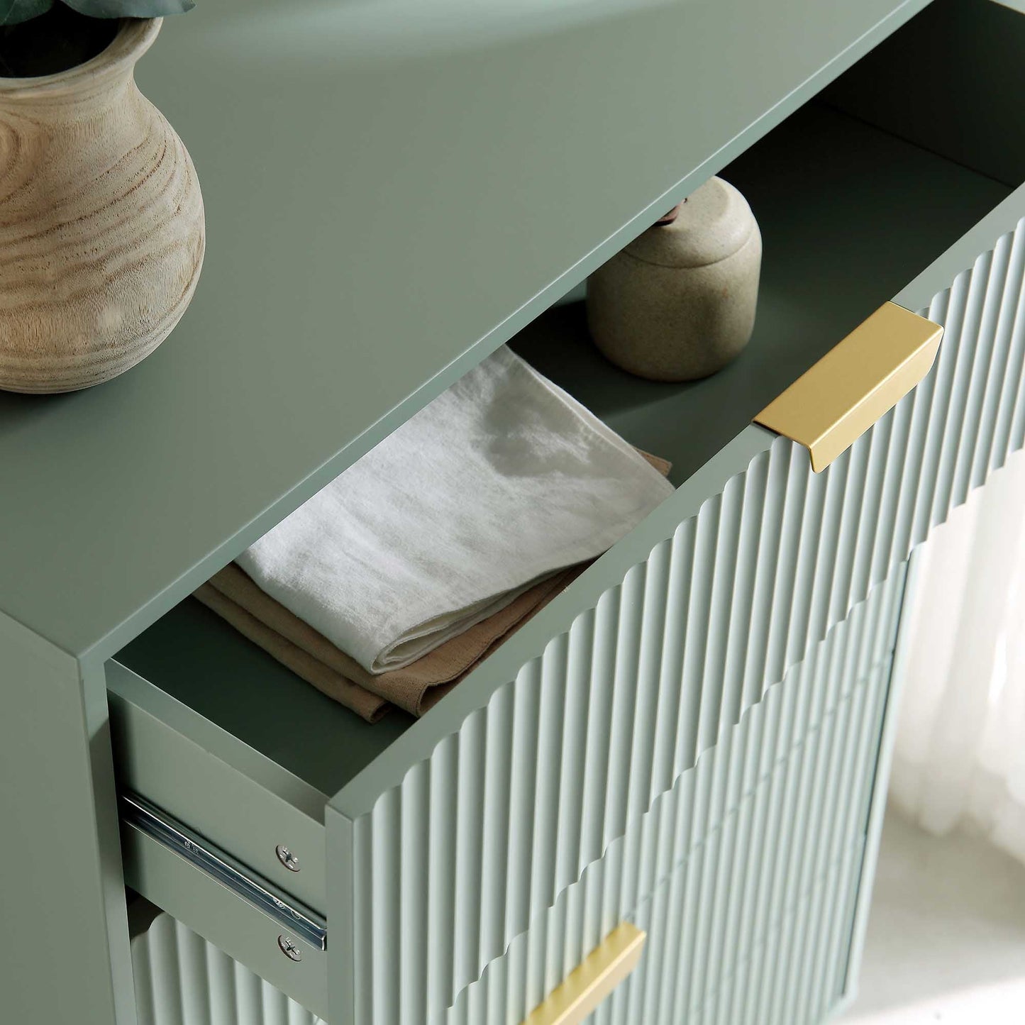 Commode Richmond striée à 5 tiroirs, vert sauge mat