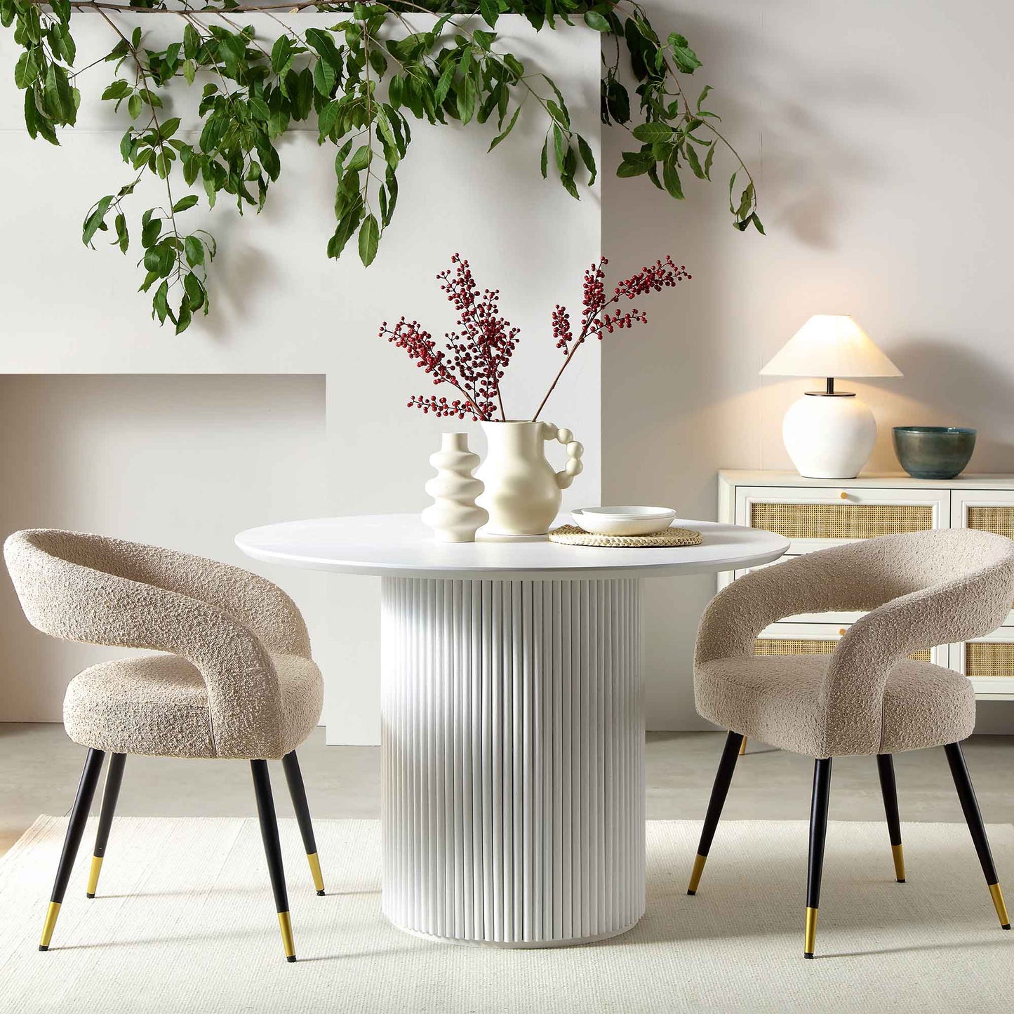 Table à manger ronde Maru en chêne, finition blanc délavé