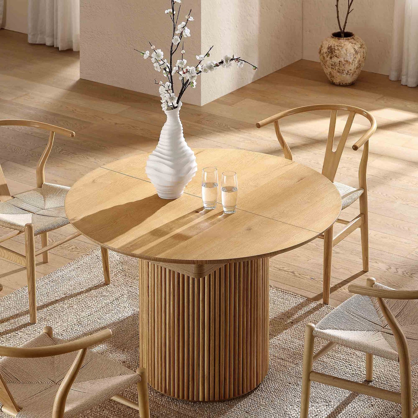 Table à manger ronde extensible Maru 4 à 6 places avec piédestal en chêne