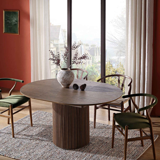 Table à manger ronde extensible Maru 4 à 6 places avec piédestal en chêne, chêne argenté