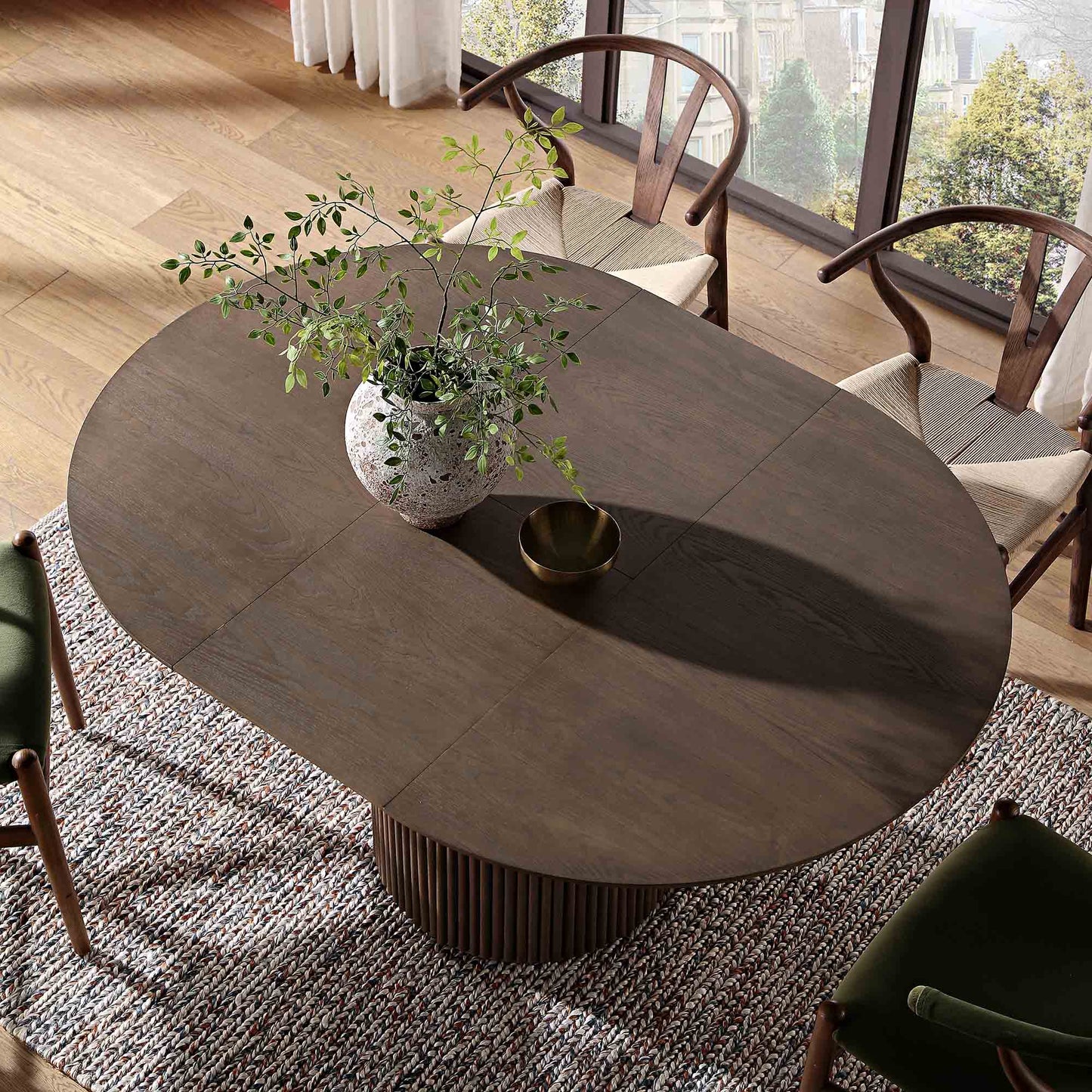 Table à manger ronde extensible Maru 4 à 6 places avec piédestal en chêne, chêne argenté