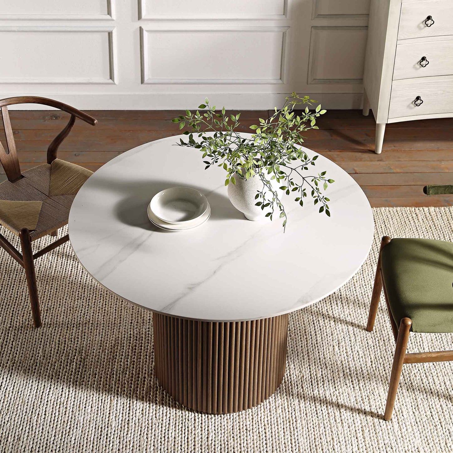 Table à manger ronde Maru avec plateau en céramique et piédestal en chêne argenté