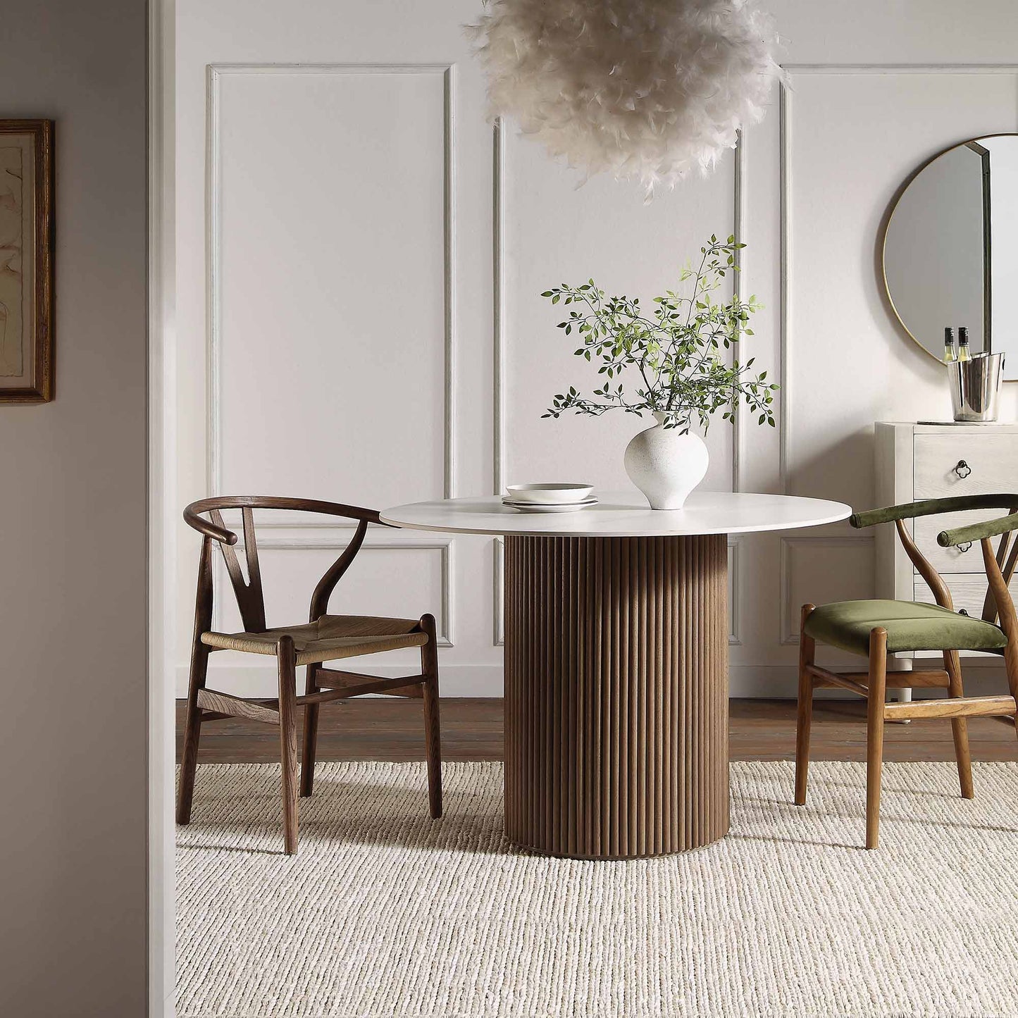 Table à manger ronde Maru avec plateau en céramique et piédestal en chêne argenté