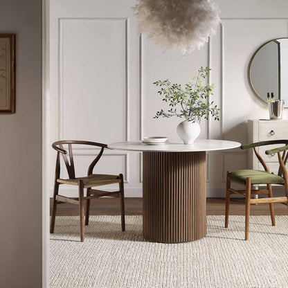 Table à manger ronde Maru avec plateau en céramique et piédestal en chêne argenté