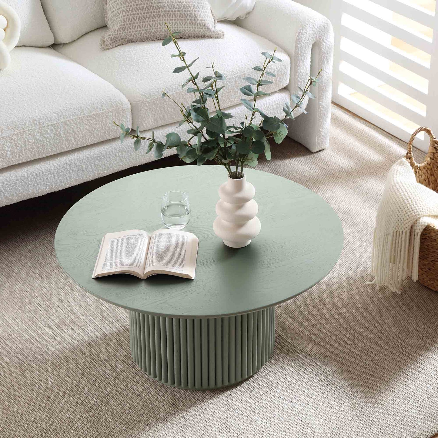 Table basse ronde sur pied en chêne Maru, vert sauge
