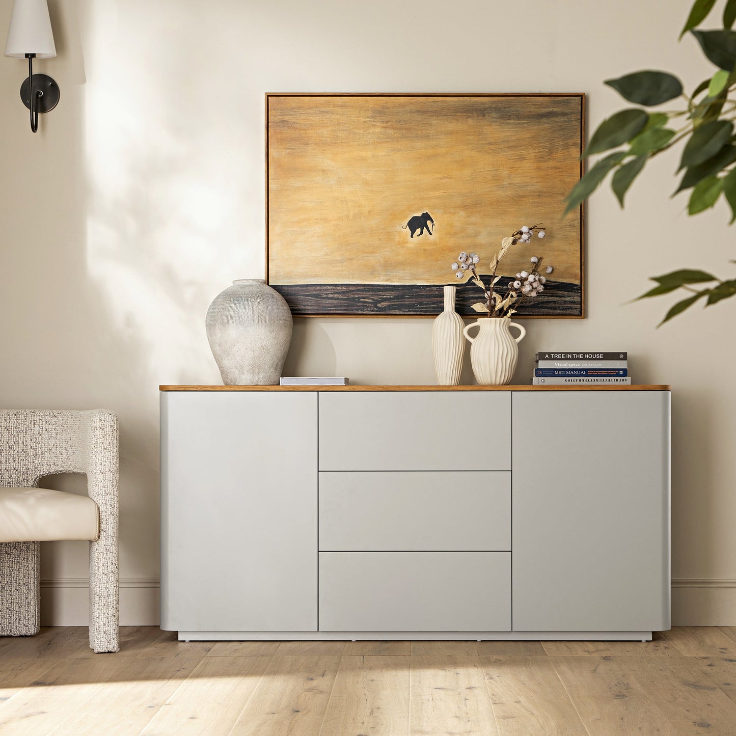 Buffet large Agnes à bords incurvés, 2 portes et 3 tiroirs, gris tourterelle avec plateau en chêne