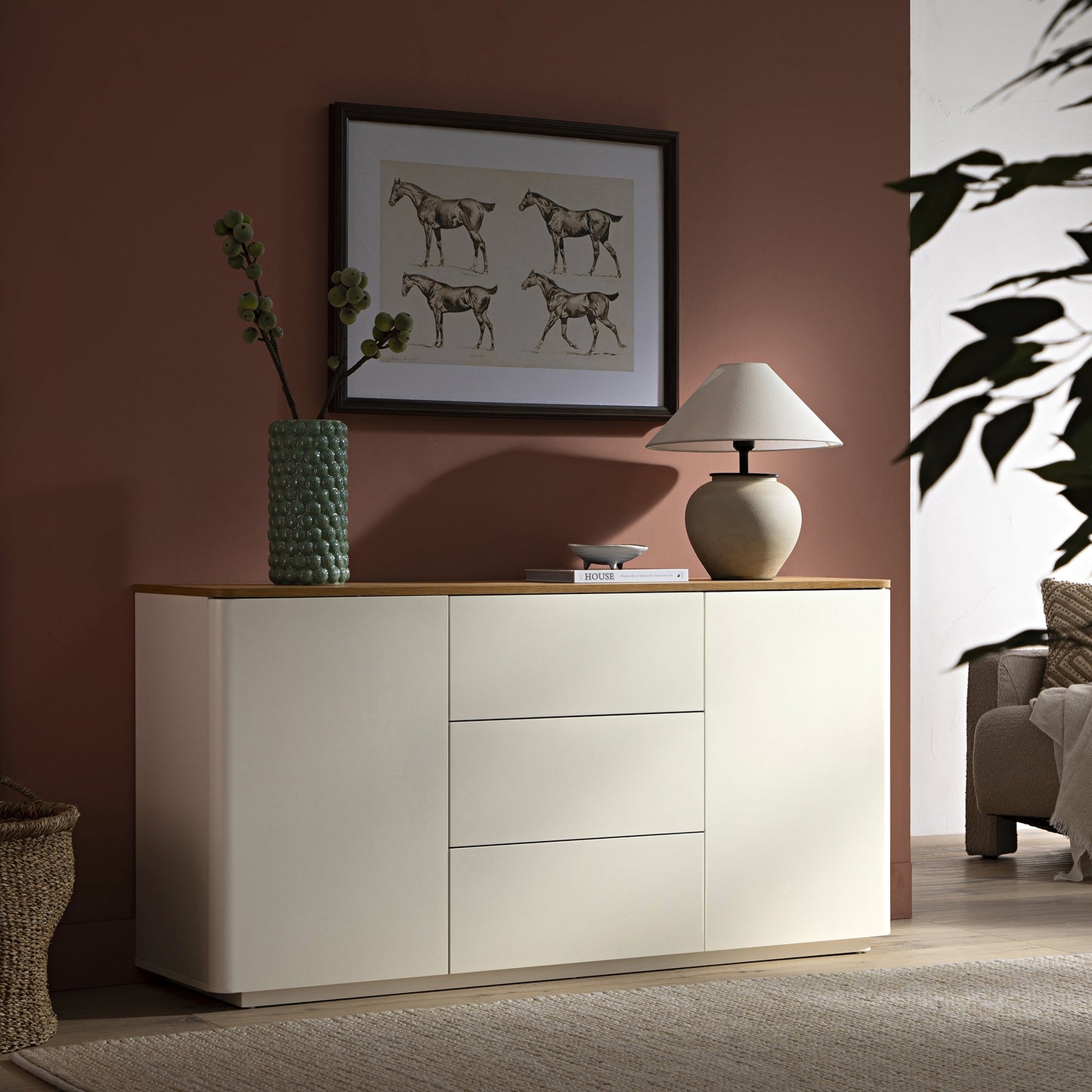 Buffet large Agnes à bords incurvés, 2 portes et 3 tiroirs, blanc cassé avec plateau en chêne