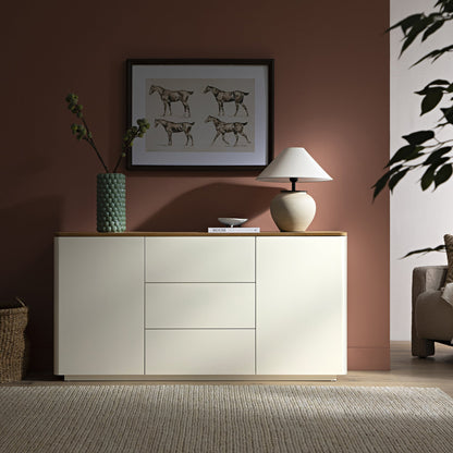 Buffet large Agnes à bords incurvés, 2 portes et 3 tiroirs, blanc cassé avec plateau en chêne