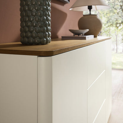 Buffet large Agnes à bords incurvés, 2 portes et 3 tiroirs, blanc cassé avec plateau en chêne
